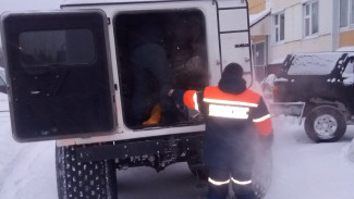 В сильный мороз на закрытом зимнике Ямала застряли 6 человек, среди них - 3 детей