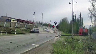 ДТП на железнодорожном переезде в Ноябрьске попало на видео
