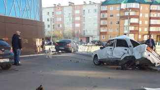 В Новом Уренгое пьяный водитель Subaru влетел на парковку и протаранил 4 автомобиля (ВИДЕО)