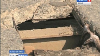 Дырка посреди моста - повод для ямочного ремонта в Тазовском