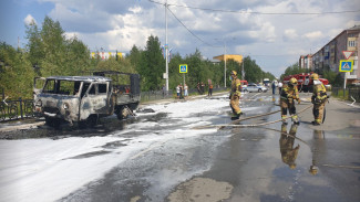 Воспламенился прямо на проезжей части: в Надыме сгорел автомобиль