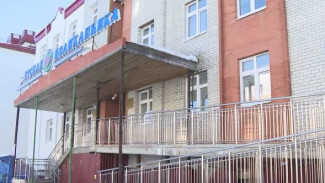 В Салехарде на территории детской поликлиники образовалась опасная наледь