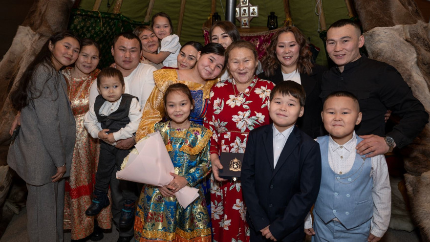 Дмитрий Артюхов поздравил ямальских мам с праздником