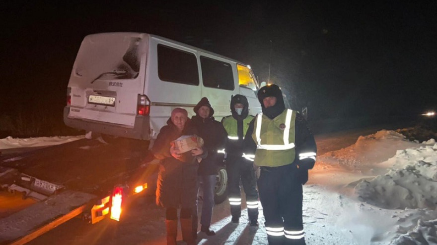 Сломалась машина на загородной трассе: в ЯНАО полицейские спасли замерзающих пенсионеров