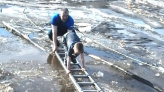 В Югре спасали ребенка, уплывшего на оторвавшейся льдине