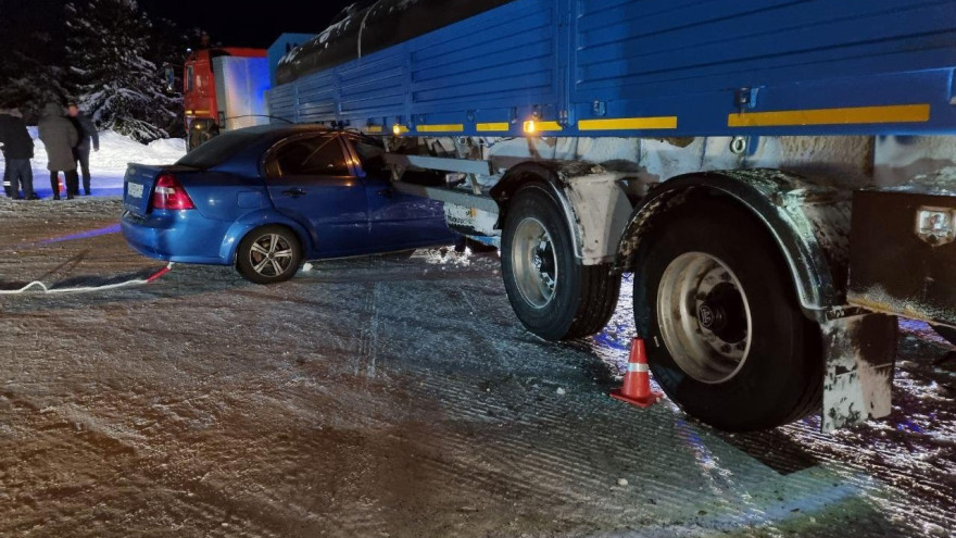 На трассе Сургут - Салехард легковушка въехала в прицеп грузовика: есть пострадавшие 