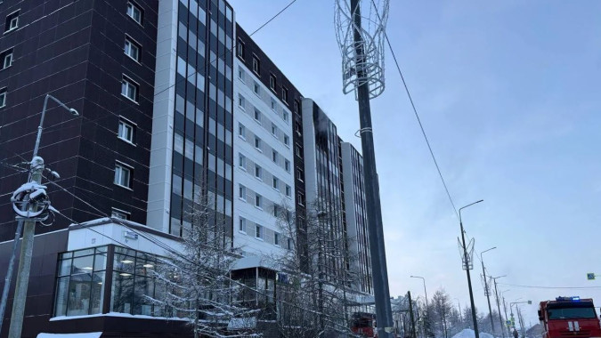 Спасатели эвакуировали людей из горящего дома в Салехарде