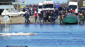 Дорога-река. Специалисты прокомментировали ситуацию с затоплением трассы в Надыме