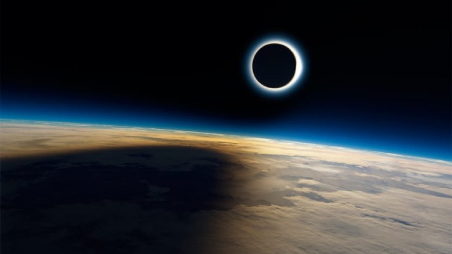 В сети появились первые фото ожидаемого сегодня солнечного затмения