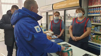 В наличии продукты, лекарства и маски: глава Красноселькупского района побывал в местных магазинах и аптеках