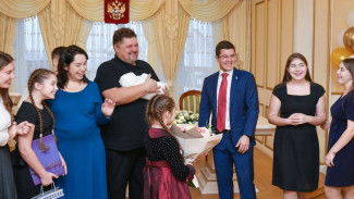 Губернатор поздравил салехардскую семью Пучко с рождением седьмого ребёнка