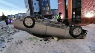 В Салехарде пьяный лихач снес фонарный столб и перевернулся 