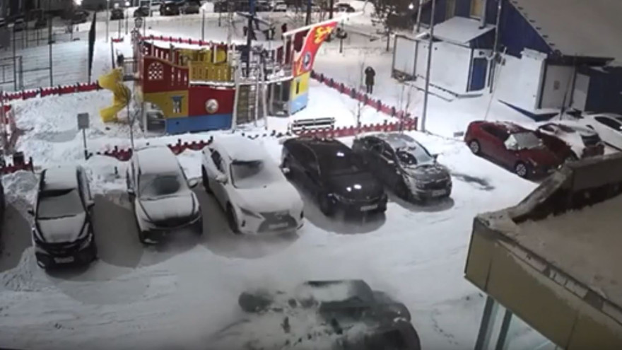 В Губкинском снежная глыба свалилась на припаркованный автомобиль