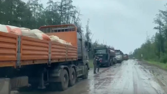 Северный завоз: с какими трудностями сталкиваются дальнобойщики и речники в Якутии