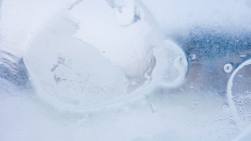 Жителей Ямала предупредили об опасности падения сосулек