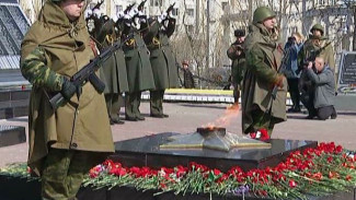 Ямальцы возложили цветы, а кадеты с поисковиками отправились в города-герои. Как прошел День Победы