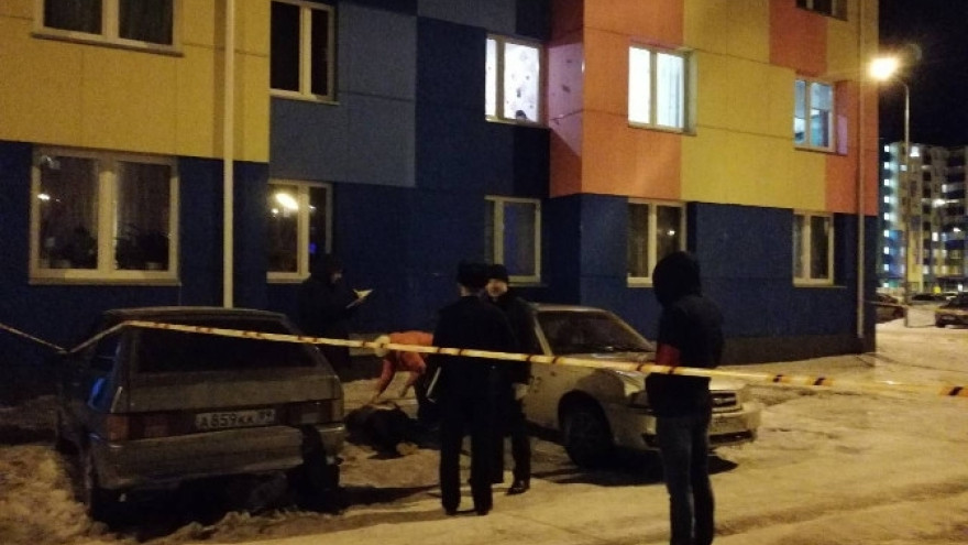 Мужчина, выпавший из окна 6 этажа в Ноябрьске, погиб по собственной глупости