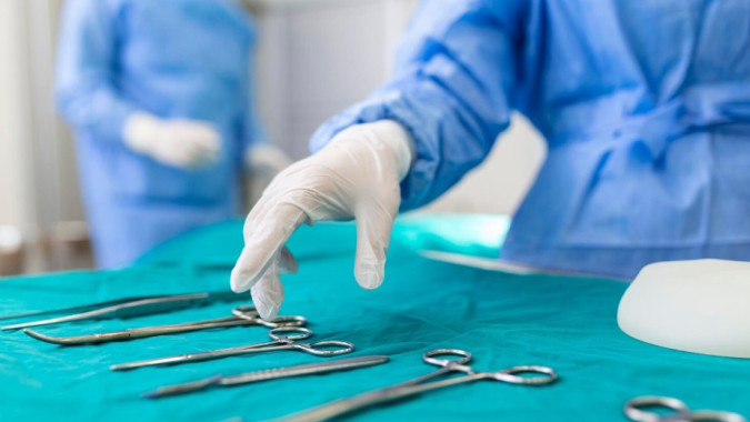 Новоуренгойские хирурги избавили мужчину от множественных новообразований