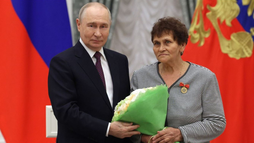Воспитала ямальского героя СВО: учительница Артура Жумабаева получила награду от Путина