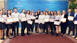 «День на службе»: салехардских школьников познакомили с работой аппарата губернатора Ямала