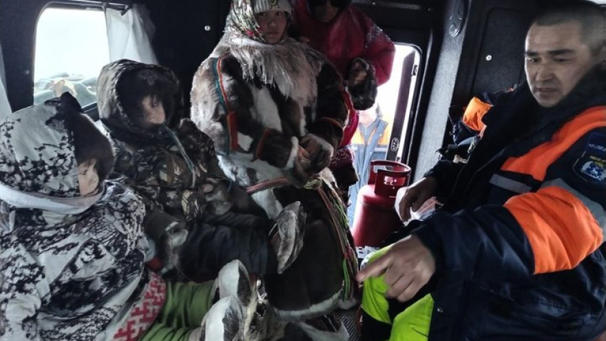 Спасатели помогли семье, застрявшей посреди зимника