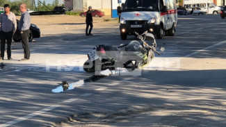 В Новом Уренгое мотоцикл столкнулся сразу с 2 автомобилями