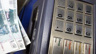 В Тарко-Сале 17-летняя девушка украла у пожилой женщины банковскую карточку и сняла с нее деньги