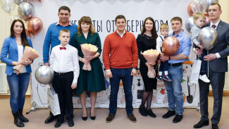 Губернатор Ямала вручил молодым семьям жилищные сертификаты 