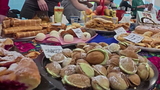 «Мы вместе»: в школе №6 Салехарда прошла благотворительная ярмарка