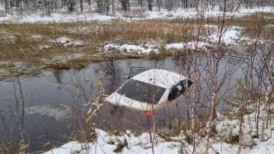 Оказался в болоте: легковушка ушла под воду на Ямале