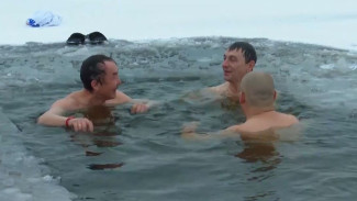 Зарядиться энергией на целый день: моржи Якутии открыли купальный сезон