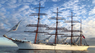 В Сабетту прибыло самое большое учебно-парусное судно в мире 