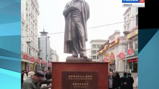 В Китае установили памятник Пушкину с ошибками в надписи на постаменте