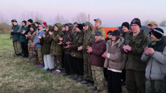 Будни в палатках под Новгородом закаляют характер юных поисковиков Ямала