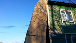 В Салехарде вот-вот обрушится противопожарная каменная вставка жилого дома (ФОТО)