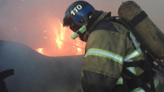 В Новом Уренгое 20 огнеборцев тушили жилой дом