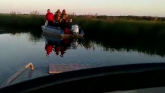 Ямалспасовцы эвакуировали 7 человек, попавших в беду посреди реки 