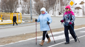 В Салехарде пенсионеры вышли на массовую тренировку по северной ходьбе