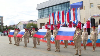 Ямальцы по всему округу с размахом отмечают День Государственного флага РФ