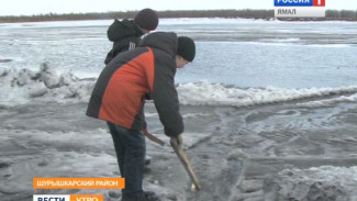 МЧС предупреждает: на тонком льду не место ни людям, ни транспорту