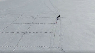 Странные рисунки на снежном полотне реки Надым. Почему лед превратился в решето