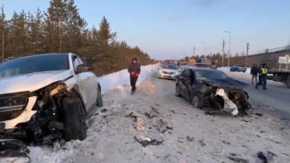 Два человека попали в больницу после лобового ДТП на Ямале