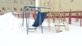 Устарела и утонула в снегу, или почему юные жители Тазовского не могут проводить детство на игровой площадке