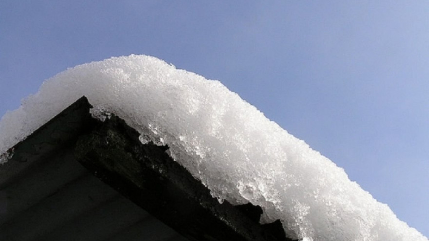 В Муравленко маленькая девочка попала в больницу после того, как на нее упал снег с крыши