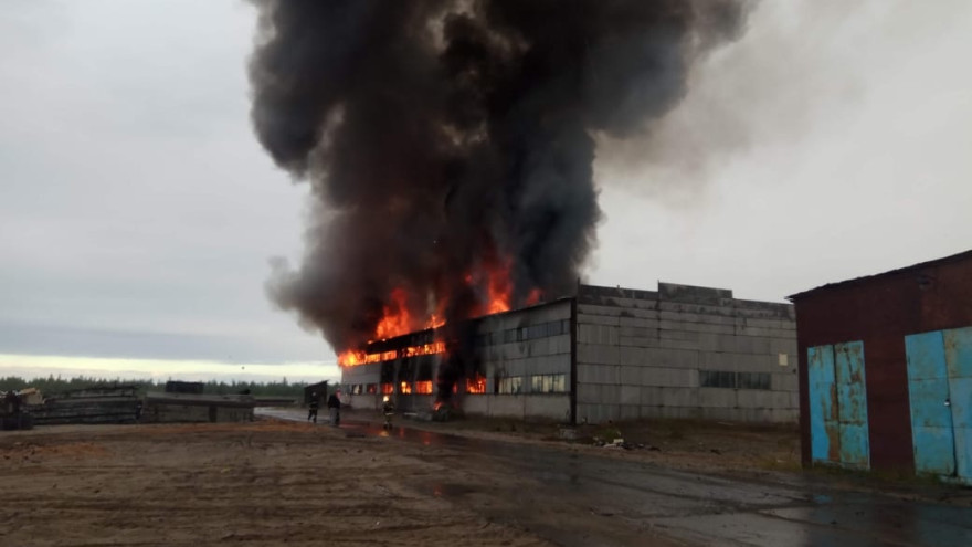 В Надыме огнеборцы около 4 часов тушили серьезный пожар