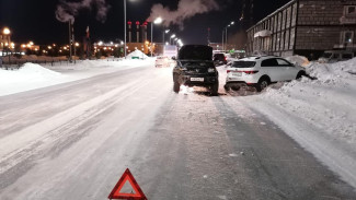 В Новом Уренгое не поделили дорогу два автомобиля