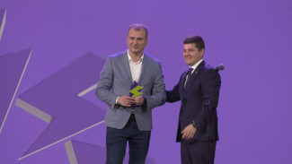 Дмитрий Артюхов вручил награды победителям премии «Время молодых - 2022»