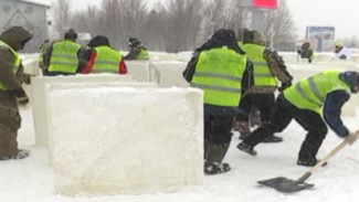 В Губкинском изо льда начали создавать настоящую новогоднюю сказку