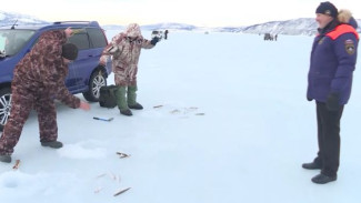 «Охота пуще неволи»: магаданских любителей зимней рыбалки не останавливают даже трещины на льду