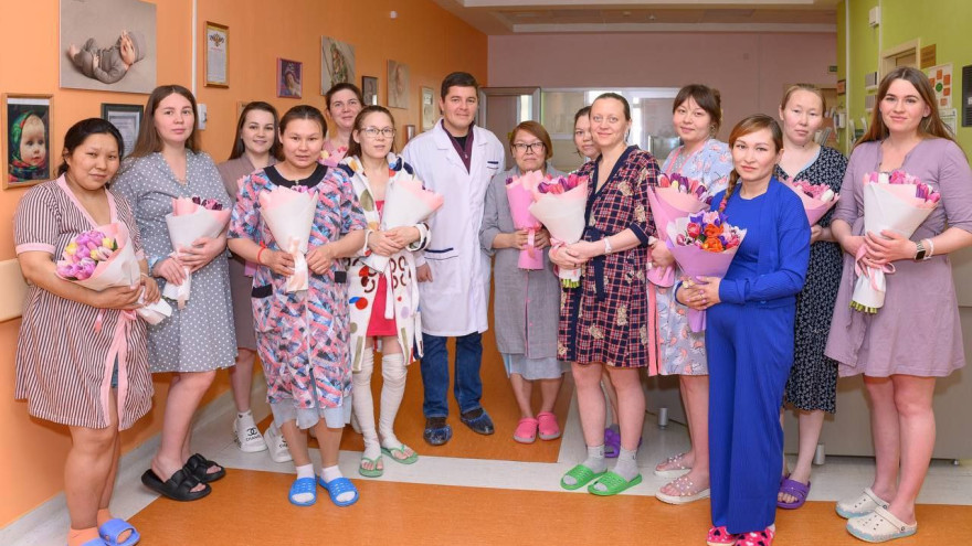 Дмитрий Артюхов поздравил молодых матерей с рождением ребенка и 8 марта 